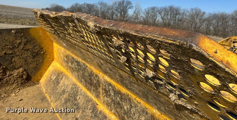 image for item DL4396 2005 John Deere 1812C scraper