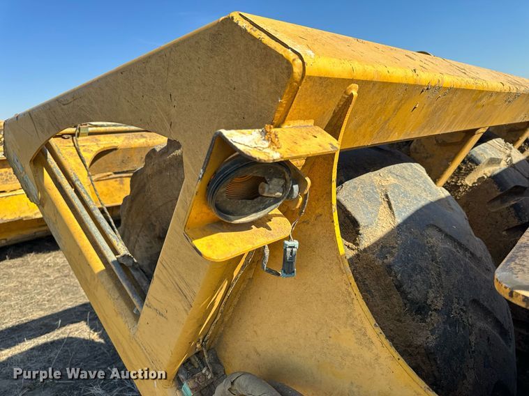 image for item DL4396 2005 John Deere 1812C scraper