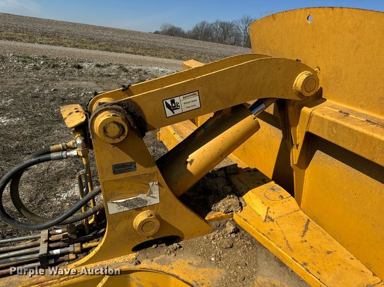 image for item DL4396 2005 John Deere 1812C scraper