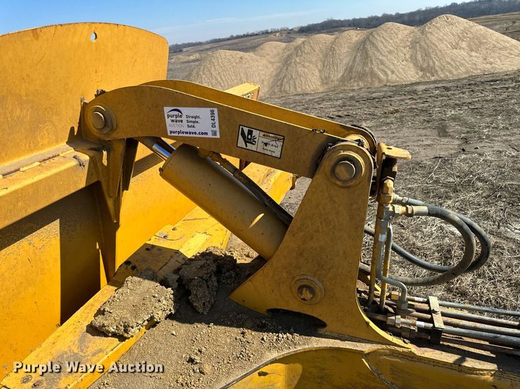 image for item DL4396 2005 John Deere 1812C scraper