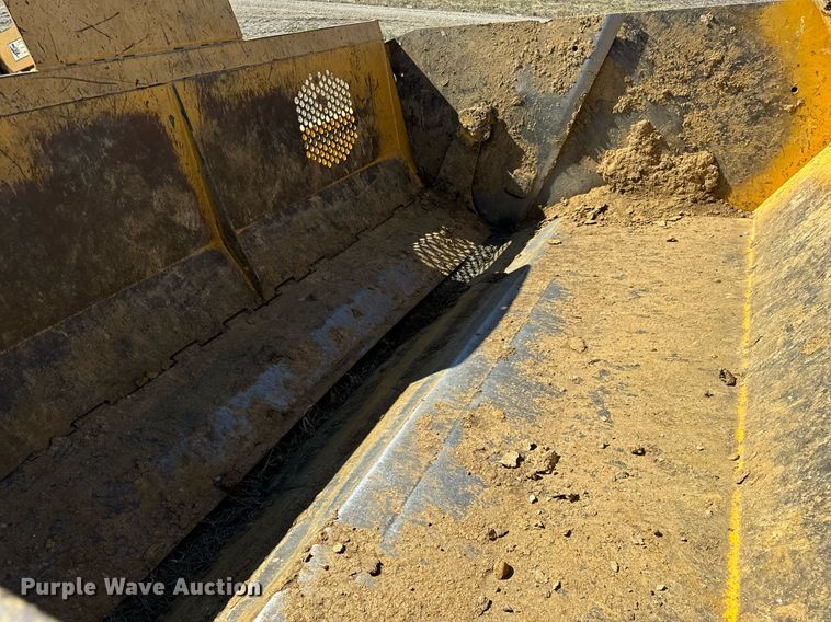 image for item DL4396 2005 John Deere 1812C scraper