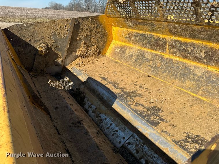 image for item DL4396 2005 John Deere 1812C scraper