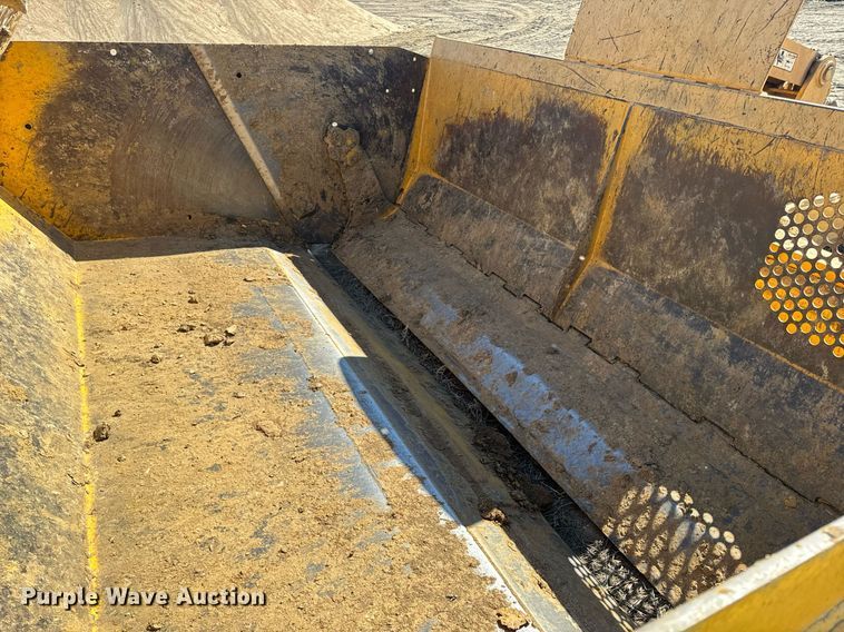 image for item DL4396 2005 John Deere 1812C scraper