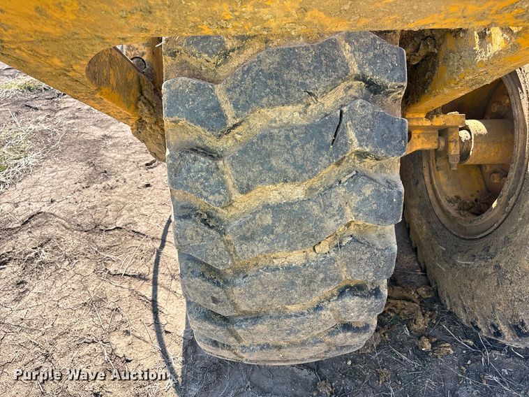 image for item DL4396 2005 John Deere 1812C scraper