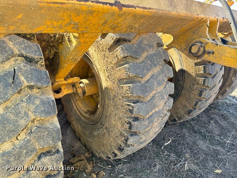 image for item DL4396 2005 John Deere 1812C scraper