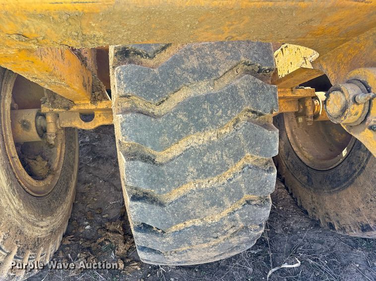 image for item DL4396 2005 John Deere 1812C scraper