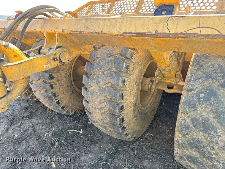 image for item DL4396 2005 John Deere 1812C scraper