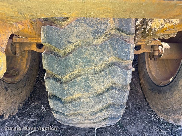 image for item DL4396 2005 John Deere 1812C scraper