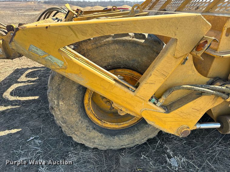 image for item DL4396 2005 John Deere 1812C scraper