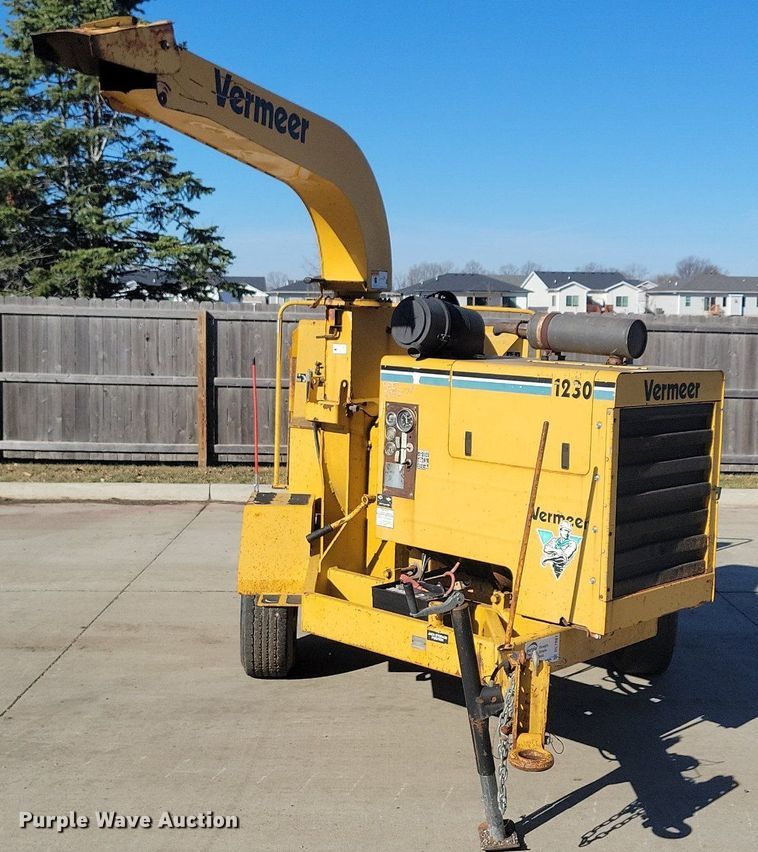 image for item DL7987 1998 Vermeer BC1230 wood chipper