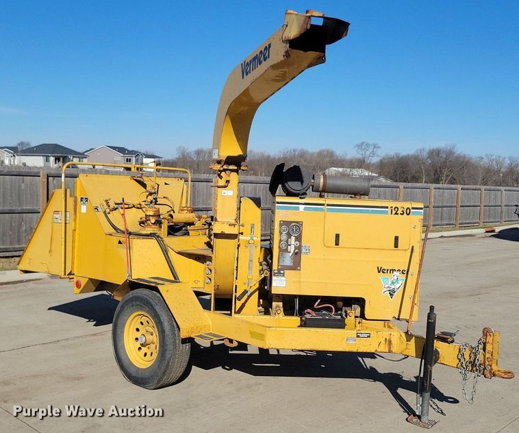 image for item DL7987 1998 Vermeer BC1230 wood chipper