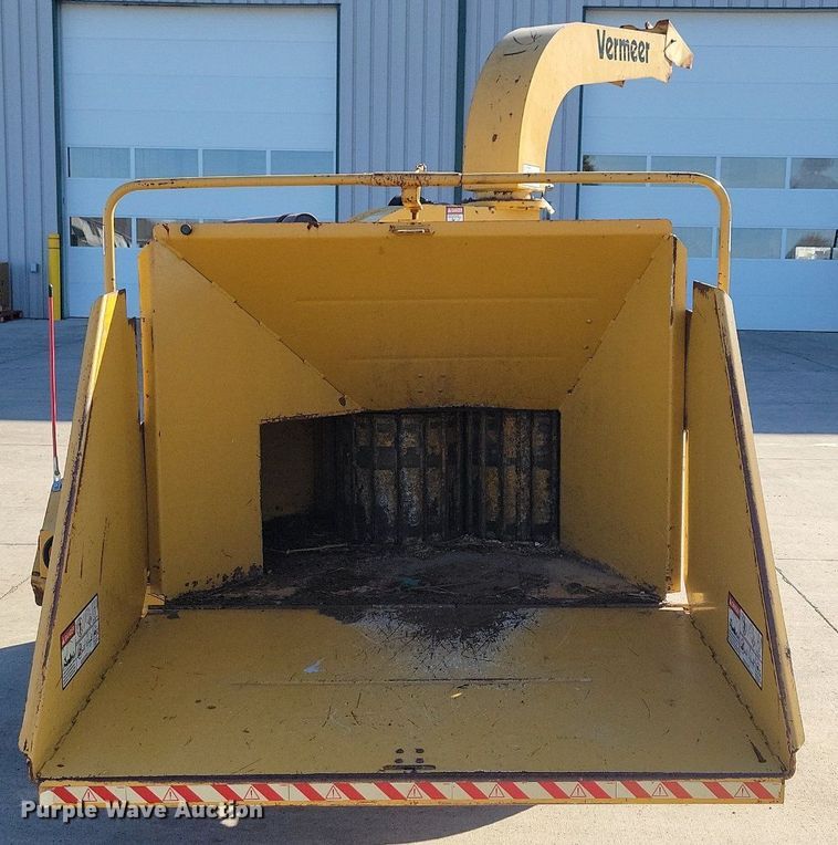 image for item DL7987 1998 Vermeer BC1230 wood chipper