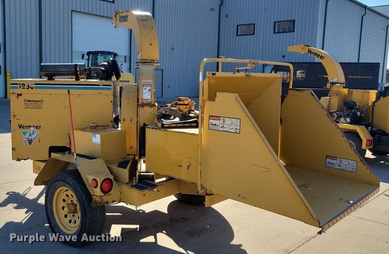 image for item DL7987 1998 Vermeer BC1230 wood chipper