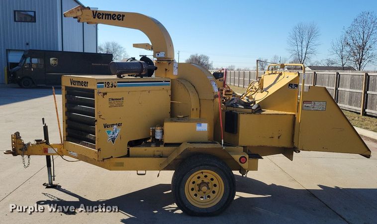 image for item DL7987 1998 Vermeer BC1230 wood chipper