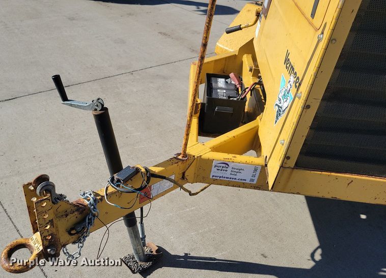 image for item DL7987 1998 Vermeer BC1230 wood chipper