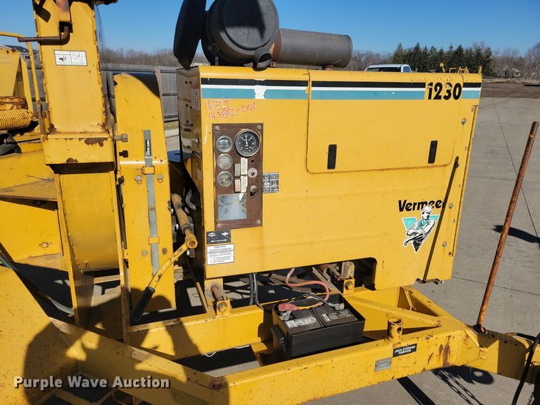 image for item DL7987 1998 Vermeer BC1230 wood chipper