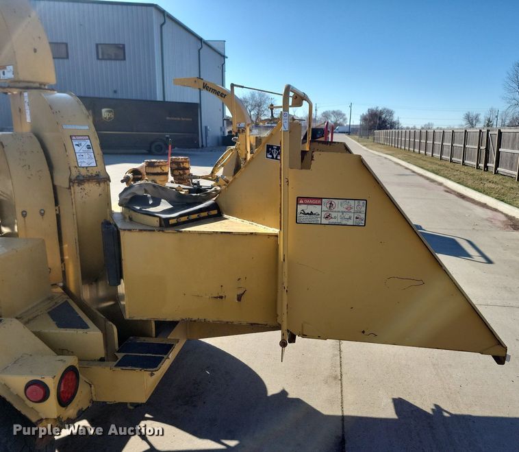 image for item DL7987 1998 Vermeer BC1230 wood chipper