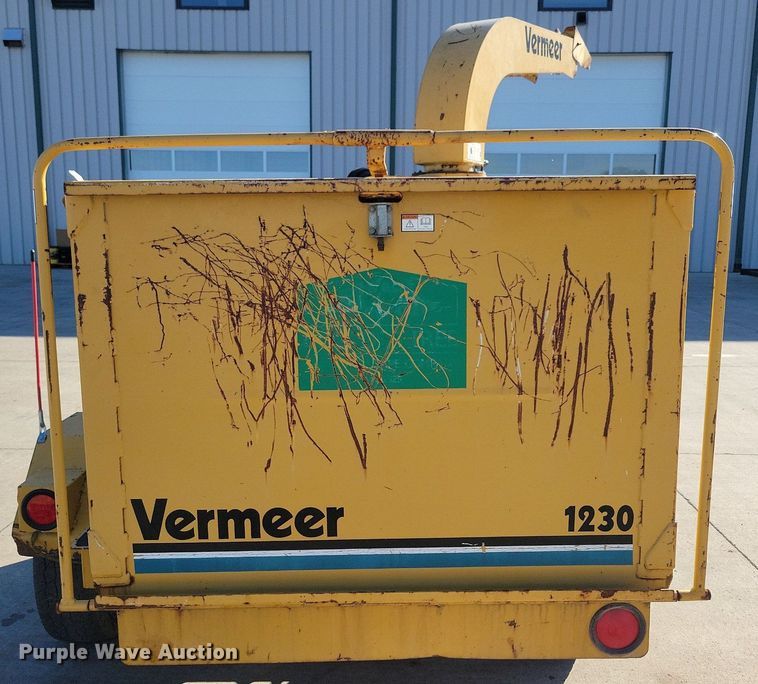 image for item DL7987 1998 Vermeer BC1230 wood chipper