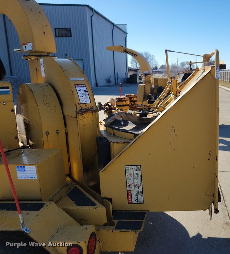 image for item DL7987 1998 Vermeer BC1230 wood chipper
