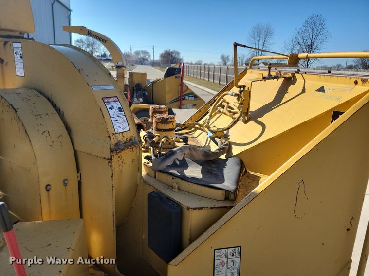 image for item DL7987 1998 Vermeer BC1230 wood chipper