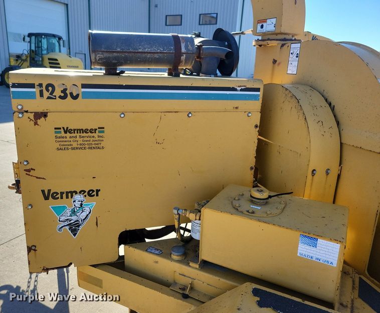image for item DL7987 1998 Vermeer BC1230 wood chipper