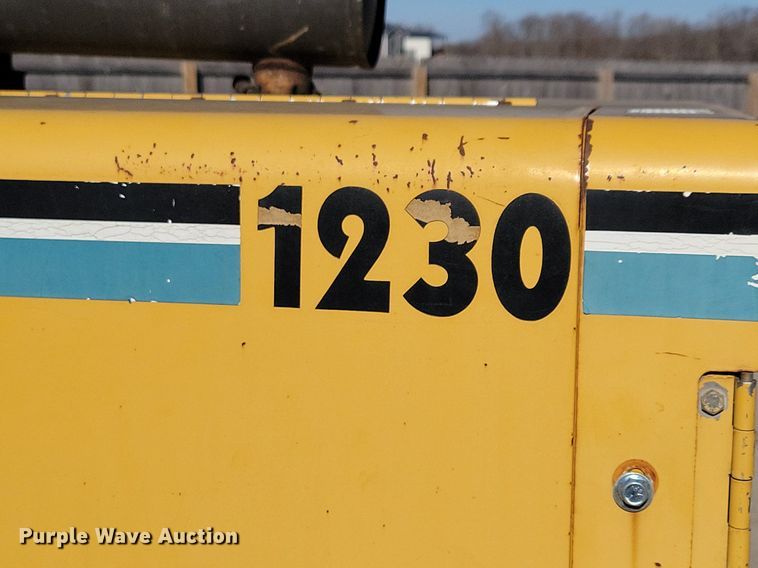 image for item DL7987 1998 Vermeer BC1230 wood chipper