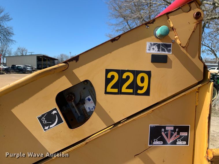 image for item DM7757 2005 Vermeer BC1400XL wood chipper