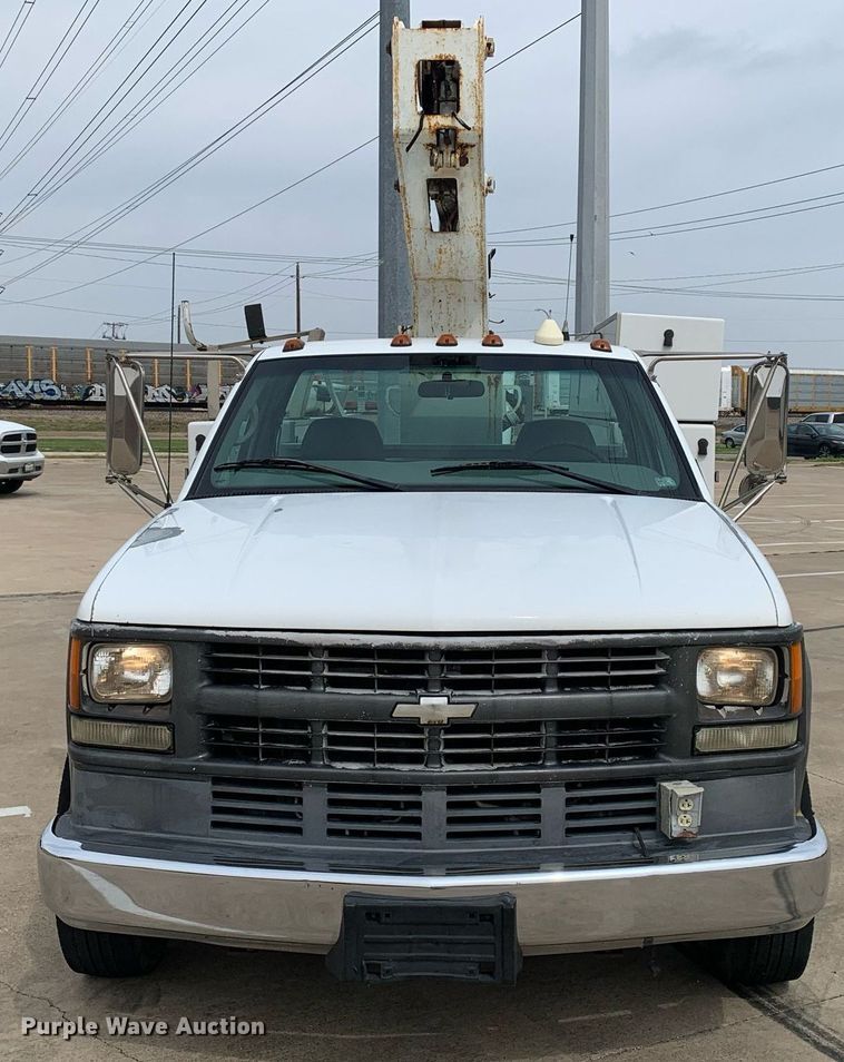 image for item DM7768 2002 Chevrolet Silverado 3500HD bucket truck