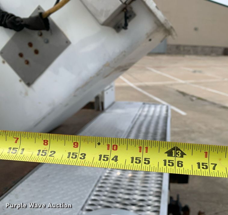 image for item DM7768 2002 Chevrolet Silverado 3500HD bucket truck