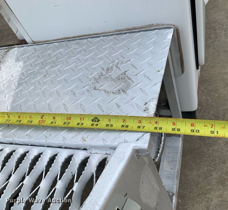 image for item DM7768 2002 Chevrolet Silverado 3500HD bucket truck