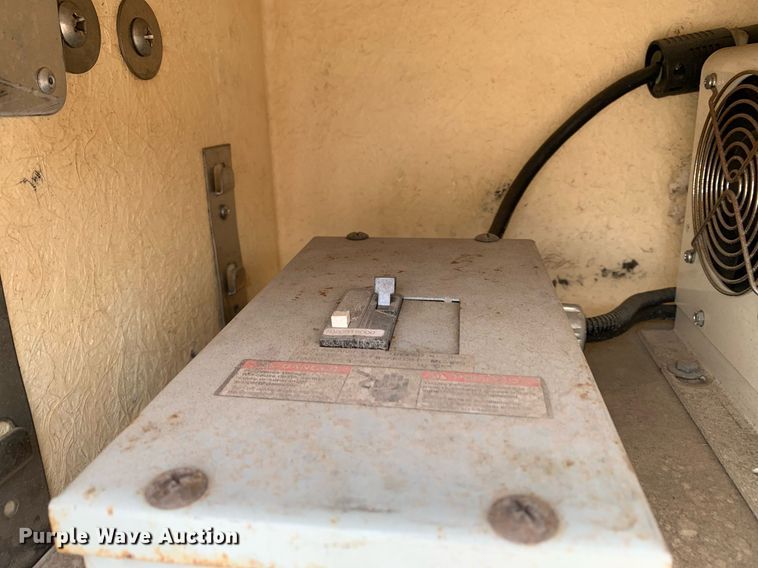 image for item DM7768 2002 Chevrolet Silverado 3500HD bucket truck