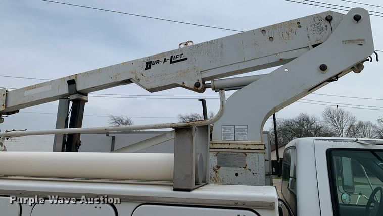 image for item DM7768 2002 Chevrolet Silverado 3500HD bucket truck
