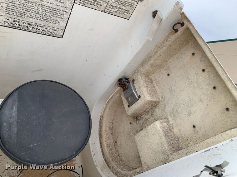 image for item DM7768 2002 Chevrolet Silverado 3500HD bucket truck