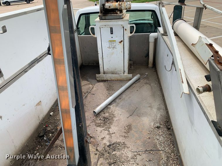 image for item DM7768 2002 Chevrolet Silverado 3500HD bucket truck