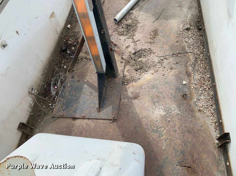 image for item DM7768 2002 Chevrolet Silverado 3500HD bucket truck