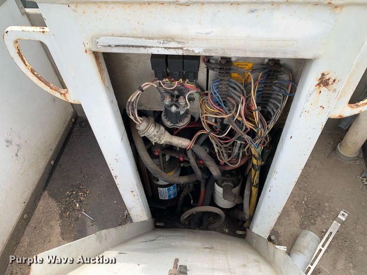 image for item DM7768 2002 Chevrolet Silverado 3500HD bucket truck