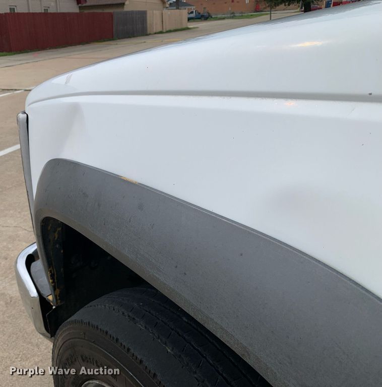 image for item DM7768 2002 Chevrolet Silverado 3500HD bucket truck