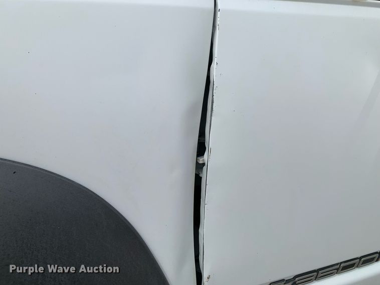 image for item DM7768 2002 Chevrolet Silverado 3500HD bucket truck