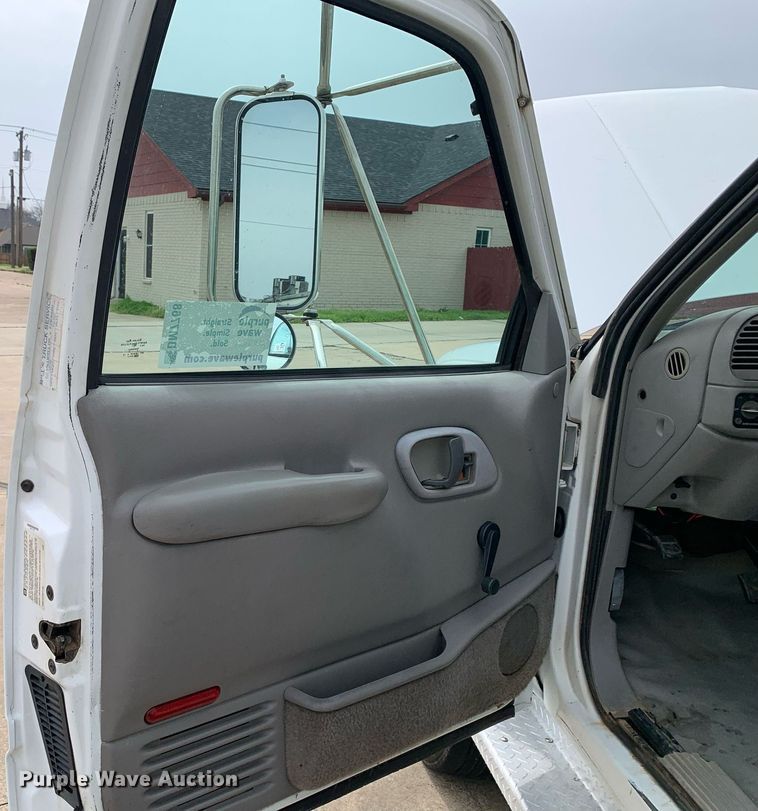 image for item DM7768 2002 Chevrolet Silverado 3500HD bucket truck