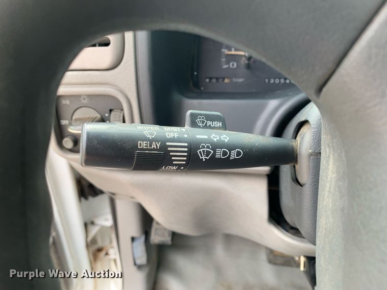 image for item DM7768 2002 Chevrolet Silverado 3500HD bucket truck