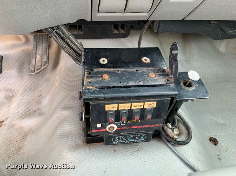 image for item DM7768 2002 Chevrolet Silverado 3500HD bucket truck