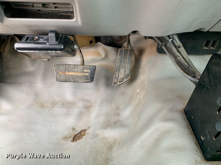 image for item DM7768 2002 Chevrolet Silverado 3500HD bucket truck