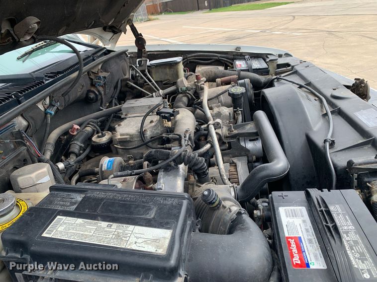 image for item DM7768 2002 Chevrolet Silverado 3500HD bucket truck