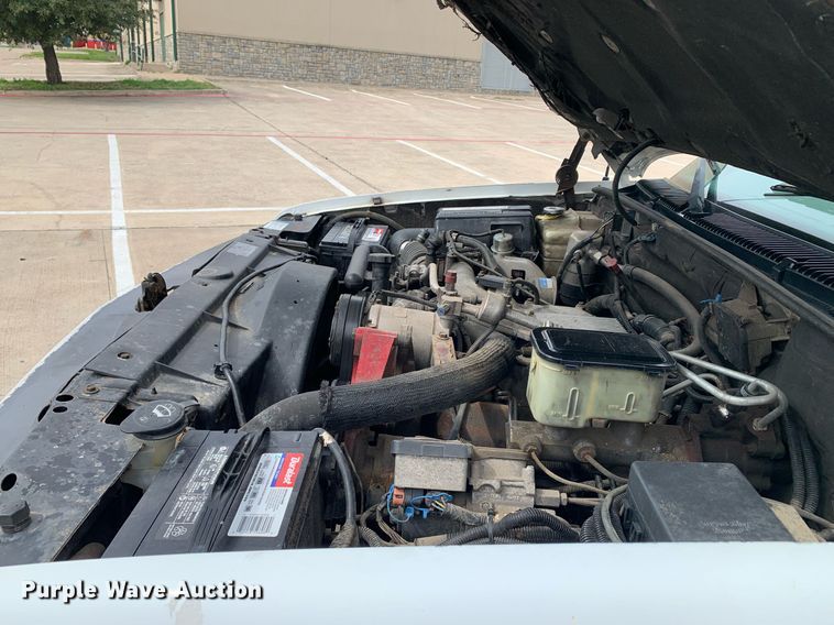 image for item DM7768 2002 Chevrolet Silverado 3500HD bucket truck