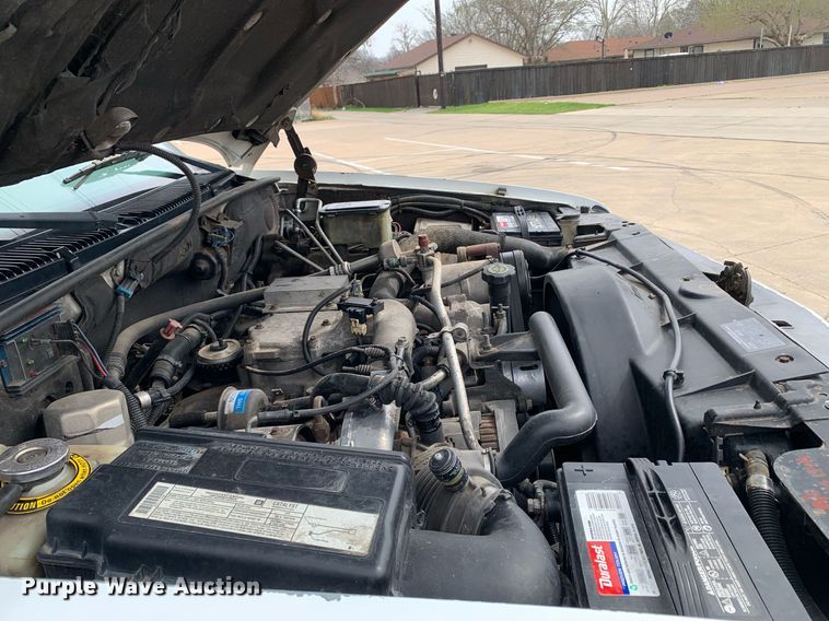 image for item DM7768 2002 Chevrolet Silverado 3500HD bucket truck