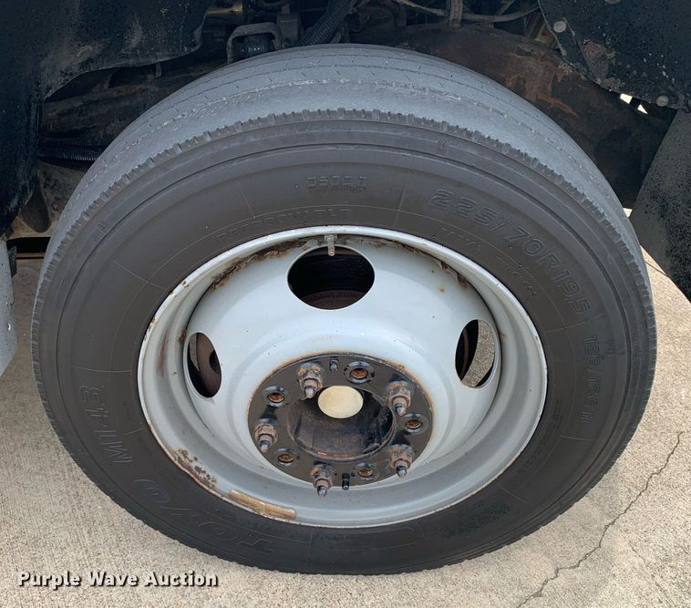 image for item DM7768 2002 Chevrolet Silverado 3500HD bucket truck