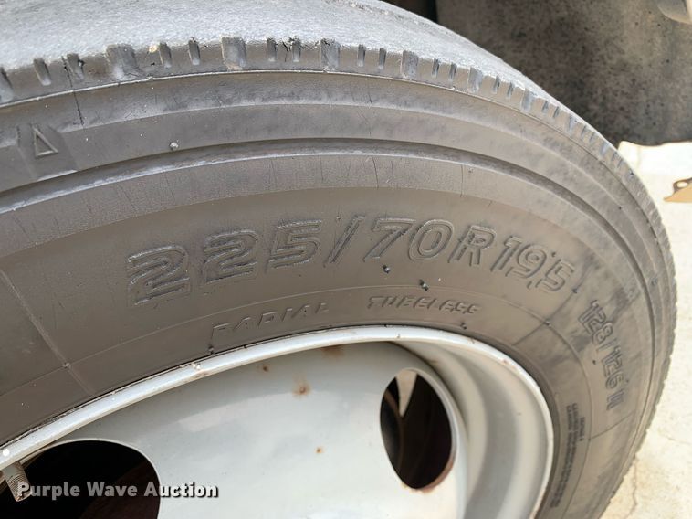 image for item DM7768 2002 Chevrolet Silverado 3500HD bucket truck