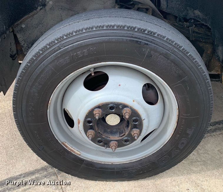 image for item DM7768 2002 Chevrolet Silverado 3500HD bucket truck