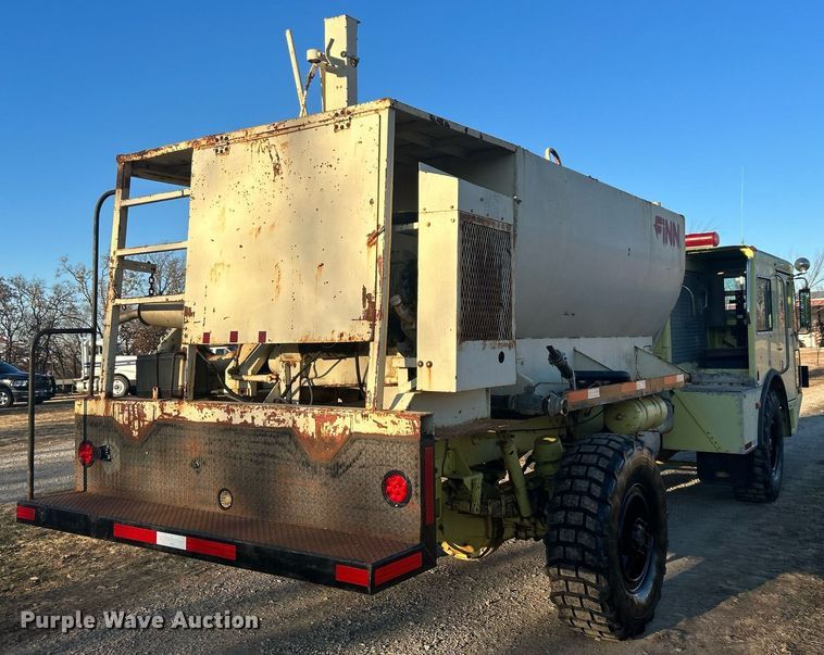 image for item DN0518 1989 Amertek Inc. 2500L hydroseeder truck