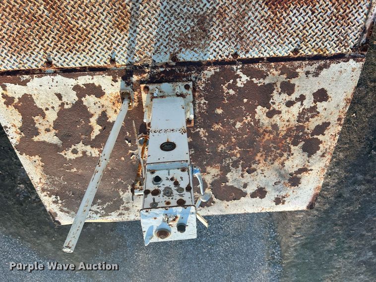 image for item DN0518 1989 Amertek Inc. 2500L hydroseeder truck